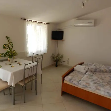In Malinska I Apartment